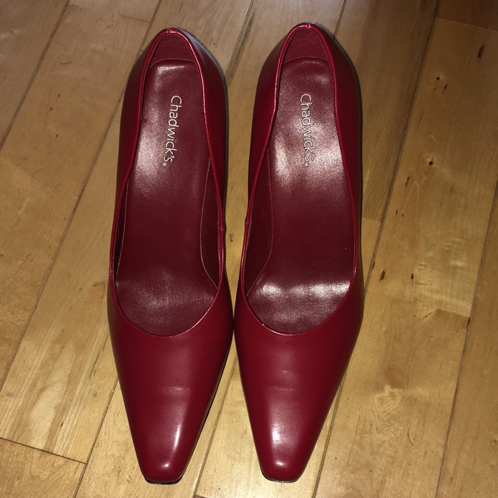 Sexy red pumps size 10. Heel 3 3/4”.